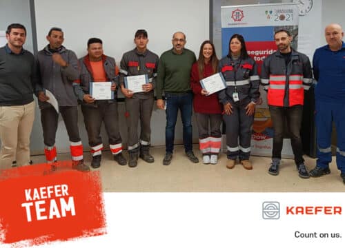 Grupo de trabajadores de KAEFER recibiendo un premio de Dow