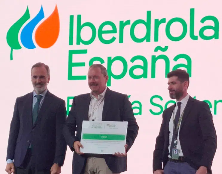 Carlos Galindo, Coordinador de Seguridad de KAEFER Levante, recibe el reconocimiento de Iberdrola España por el destacado compromiso y los excelentes resultados de KAEFER en seguridad y salud laboral. 