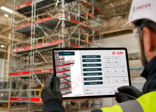trabajador de astillero visualizando andamio digital con programa de gestión de andamios KAEFER para la industria naval