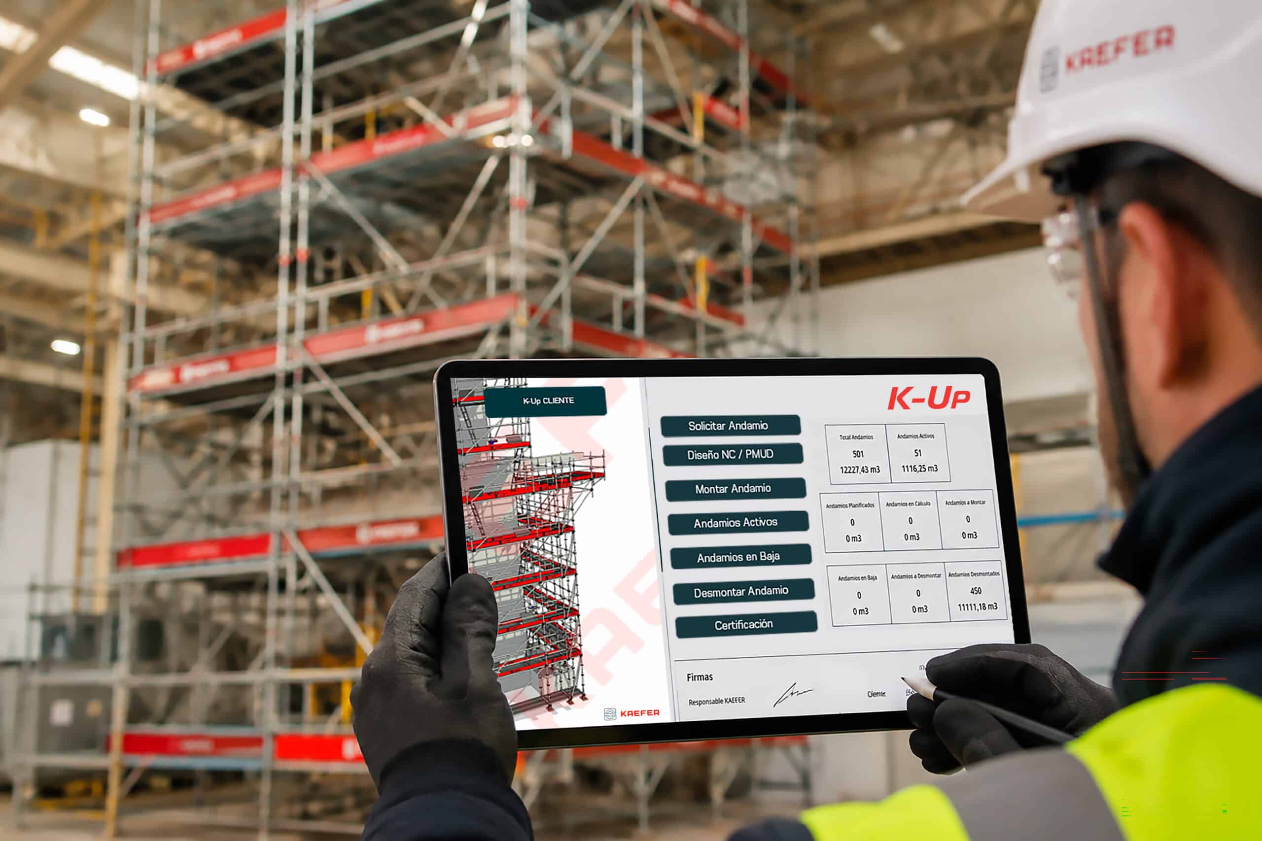 trabajador de astillero visualizando andamio digital con programa de gestión de andamios KAEFER para la industria naval