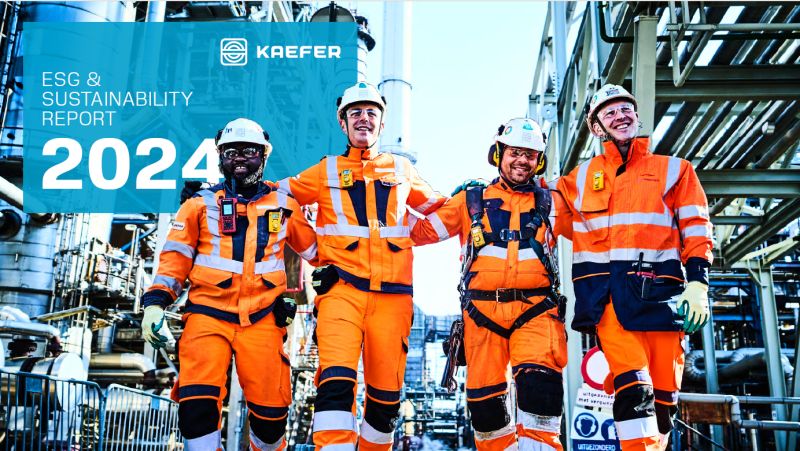 Cuatro trabajadores de la construcción, vestidos con trajes de seguridad naranja y cascos, caminan juntos en un entorno industrial. En la esquina superior izquierda, hay un recuadro azul con el texto "ESG & SUSTAINABILITY REPORT 2024" y el logotipo de KAEFER.