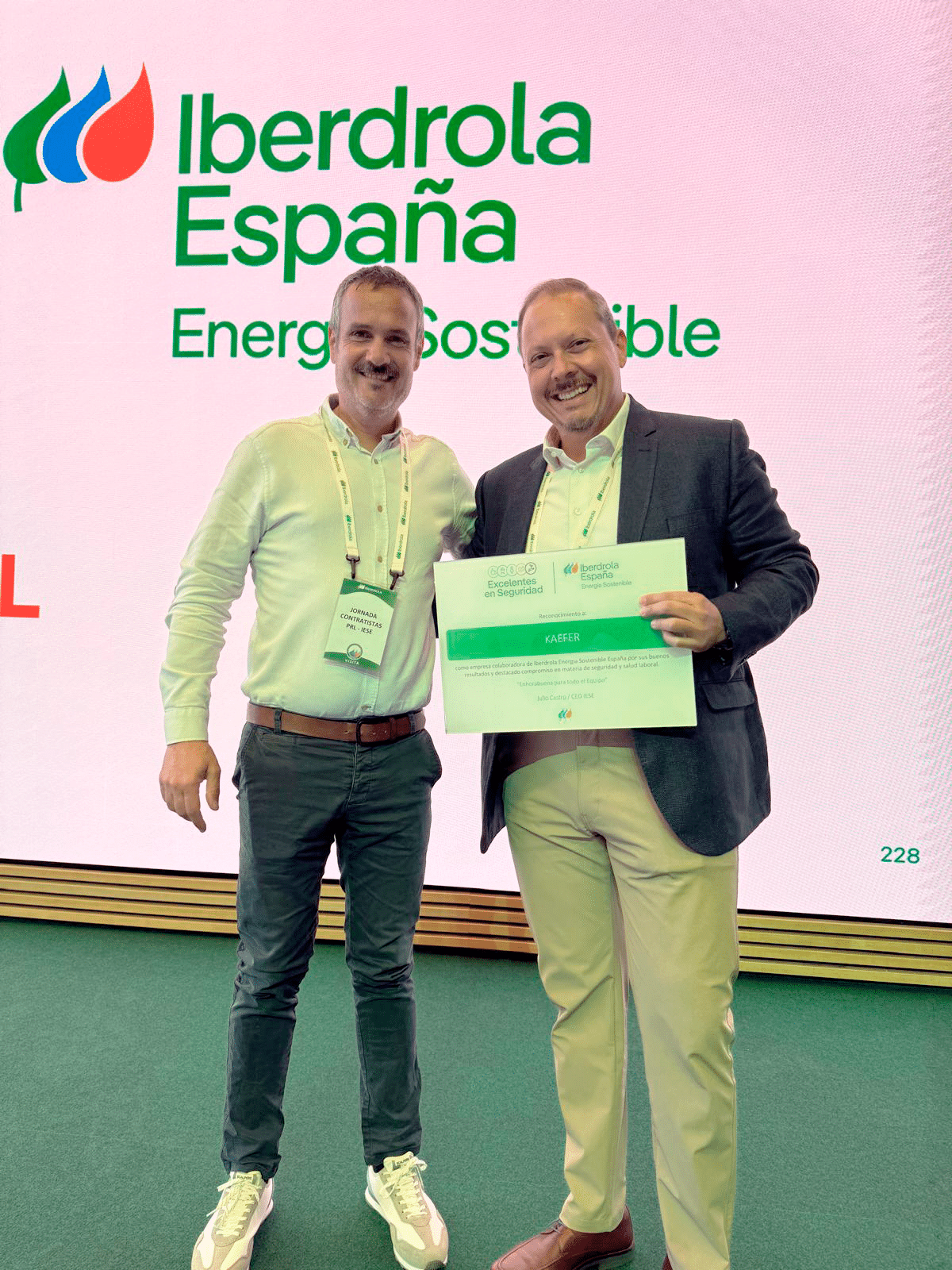 Aitzol Errazkin, Director de HSEQ de KAEFER, junto a Carlos Galindo, reforzando el compromiso de KAEFER con la excelencia en seguridad y salud laboral.