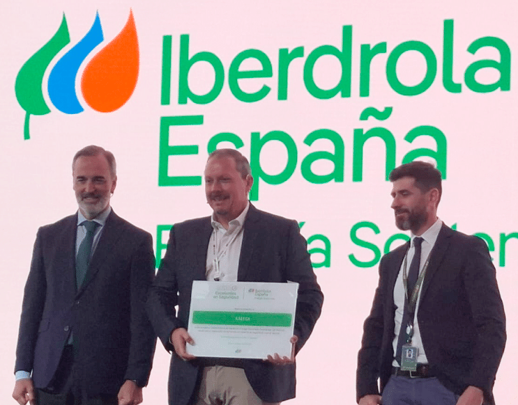 Carlos Galindo, Coordinador de Seguridad de KAEFER Levante, recibe el reconocimiento de Iberdrola España por el destacado compromiso y los excelentes resultados de KAEFER en seguridad y salud laboral.