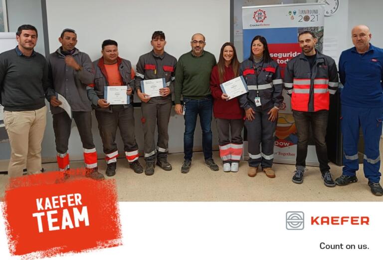 Grupo de trabajadores de KAEFER recibiendo un premio de Dow