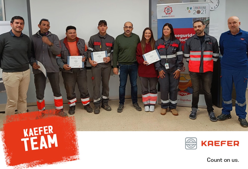 Grupo de trabajadores de KAEFER recibiendo un premio de Dow