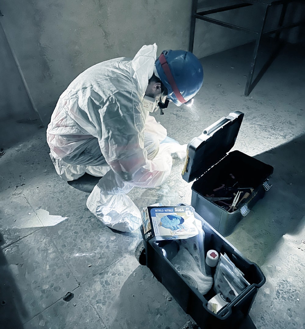 Técnico especializado de KAEFER realizando una toma de muestras para evaluar el riesgo de materiales con amianto en una instalación industrial