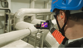 Experto en Aislamiento Térmico industrial de KAEFER realizando una termografía en planta industrial.